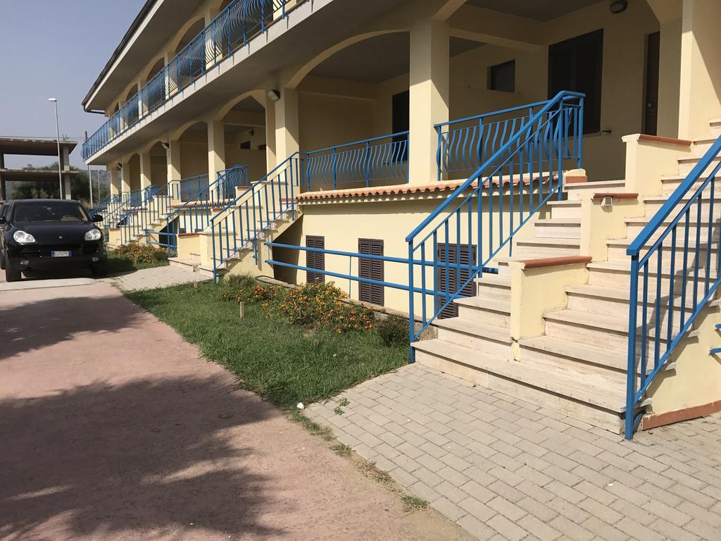 Baia Dei Canonici Aparthotel Villaggio Le Rocelle Exterior foto