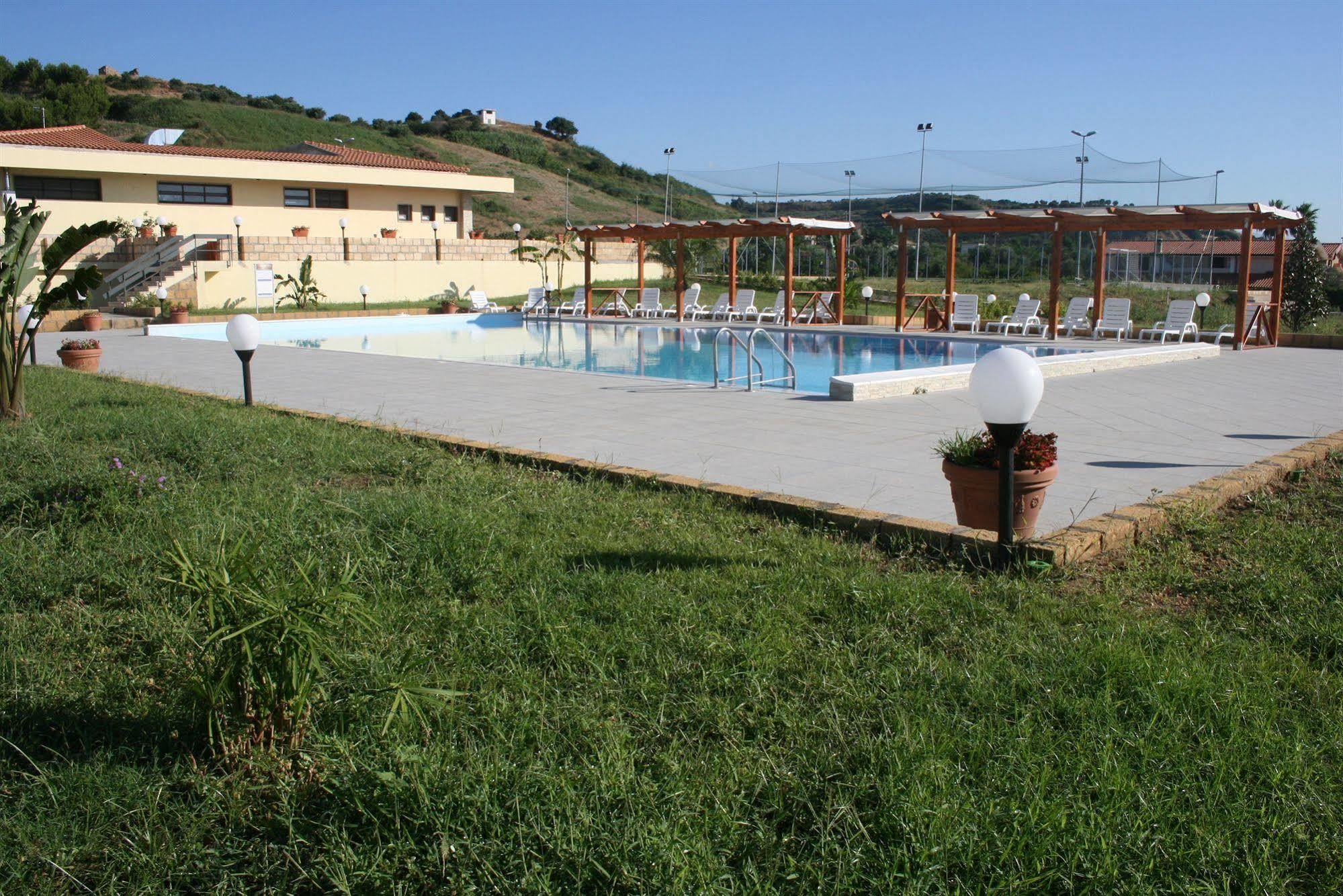 Baia Dei Canonici Aparthotel Villaggio Le Rocelle Exterior foto